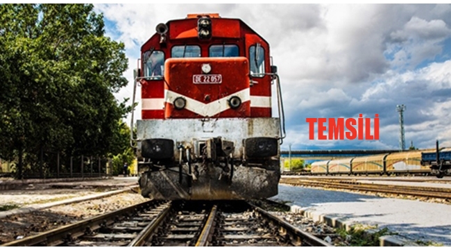 Tren otomobile çarptı!