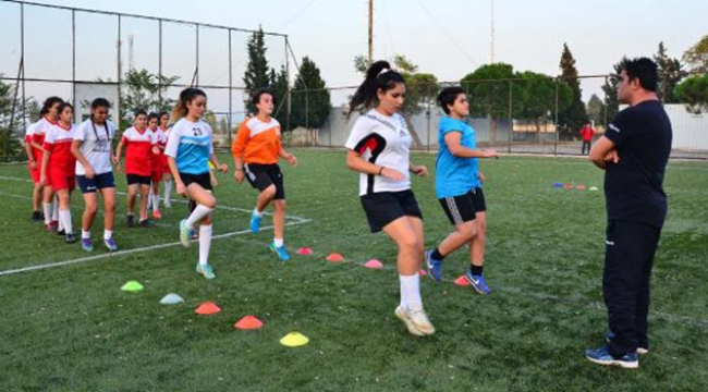 Genç kızlar futbol sayesinde sosyal yaşama katılıyor