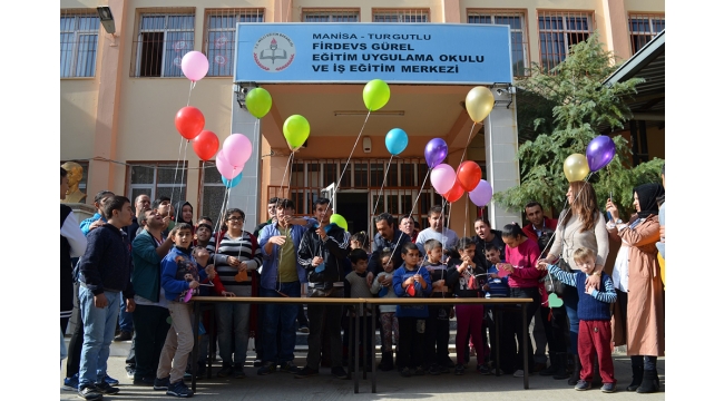 Hayalleri kağıtlara yazıp gökyüzüne uçan balonla gönderdiler