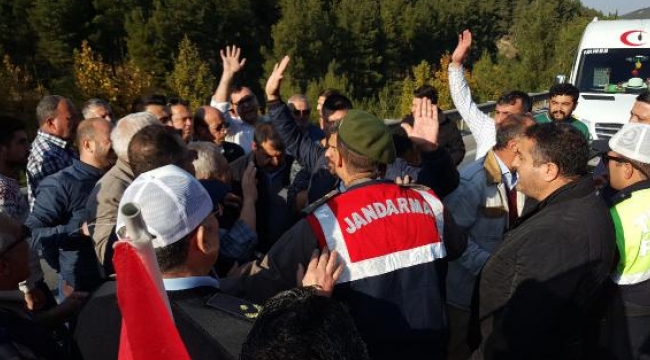 Manisa'dan İzmir'e yolcu taşıyan servisçilerden mücavir alan tepkisi