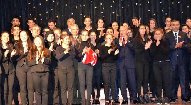Öğrencilerin Ata’yı anma programı ayakta alkışlandı