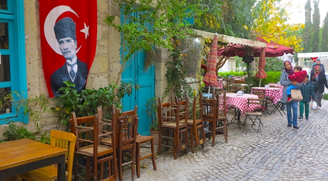 Alaçatı pazarında bir sevgi, bir aşk, rüzgarın sesi, yağmurun damlacıkları