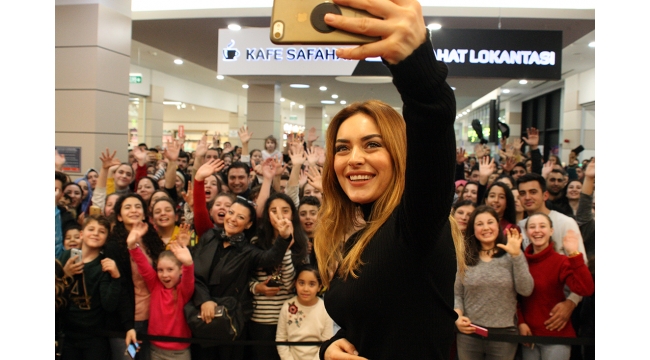 Ezgi Mola'ya Özdilek'teki Turgutlu galasına sevgi seli!