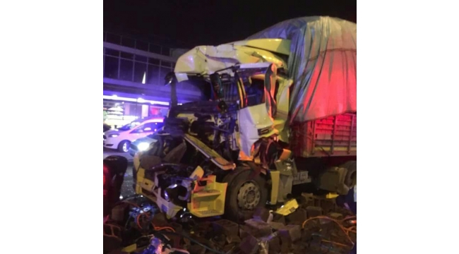 TIR blok yüklü kamyona çarptı: 1 yaralı