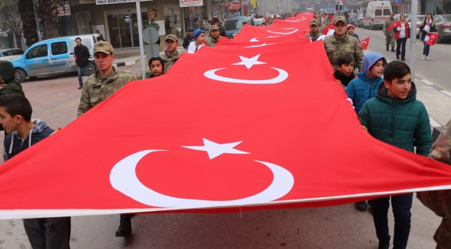 102 metrelik Türk bayrağıyla yürüyerek Sarıkamış şehitlerini andılar