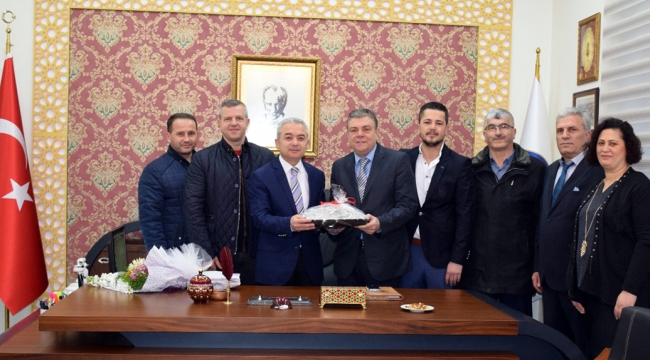 Arnavutlardan protokol üyelerine börekli ziyaret