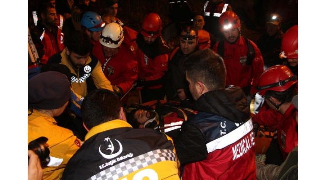Dağ gezisinde ayakları kırılan üniversiteli genç 5 saat sonra kurtarıldı