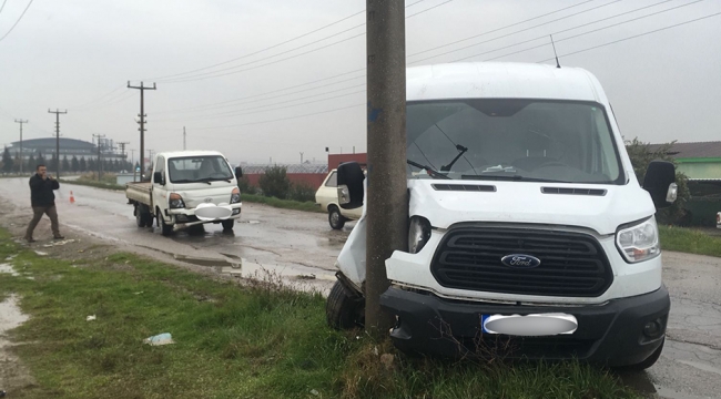 Kamyonet ile ticari araç çarpıştı: 2 yaralı