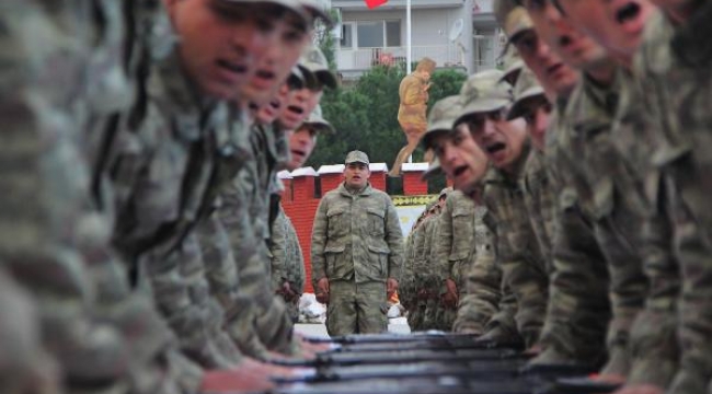 Kışladaki yemin töreninde askerler harmandalı oynadı