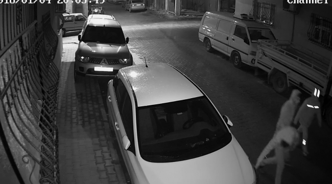 Lastiklerin şişlenip patlatılması güvenlik kamerasına yansıdı