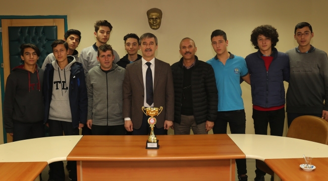 Manisa şampiyonu Turgutlu Lisesi Başkan Şirin’i ziyaret etti
