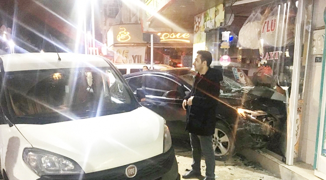 Otomobil polis otosuyla çarpıştı, dükkana girdi