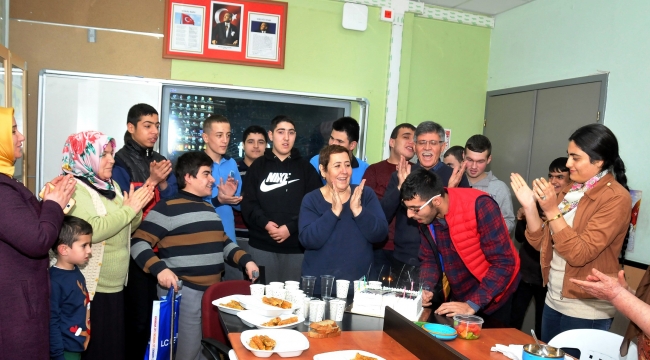 YAŞAMAZ DEDİLER YAŞADI. YÜRÜYEMEZ DEDİLER YÜRÜDÜ.