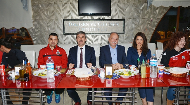 Hasan Hüseyin Coşkun'dan bayan futbolculara destek 