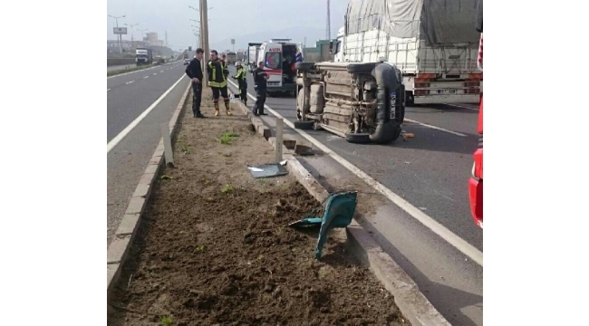 TIR'a çarpıp devrilen hafif ticari araçta sıkışan sürücü yaralandı