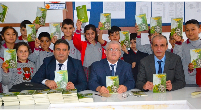Yazar Çapkıner, Mehmet Akif Ersoylu öğrencilere son kitabını imzaladı