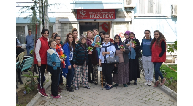 Çiçek verdiler, saç ve cilt bakımlarını yaptılar
