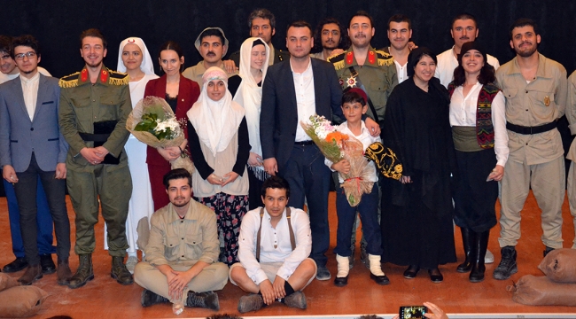 Gençlerin 'Dönmeyi Düşünmeyenler' oyunu ayakta alkışlandı