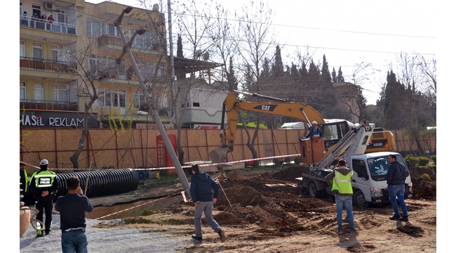 Göçüğün ardından aynı yerde elektrik direği devrildi