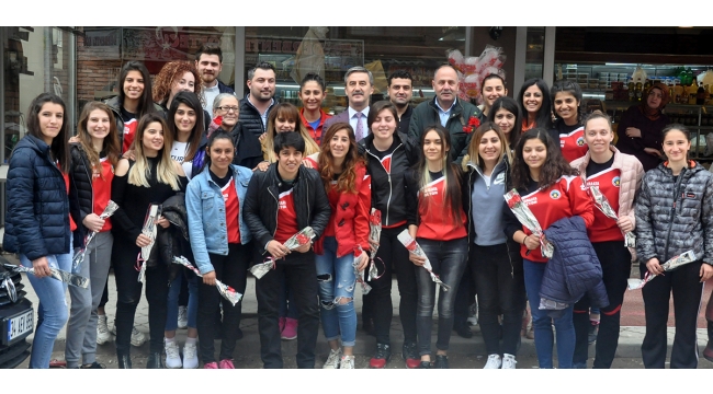 Hasanağa’ya konuk olan kadın futbolculara Başkan’dan jest