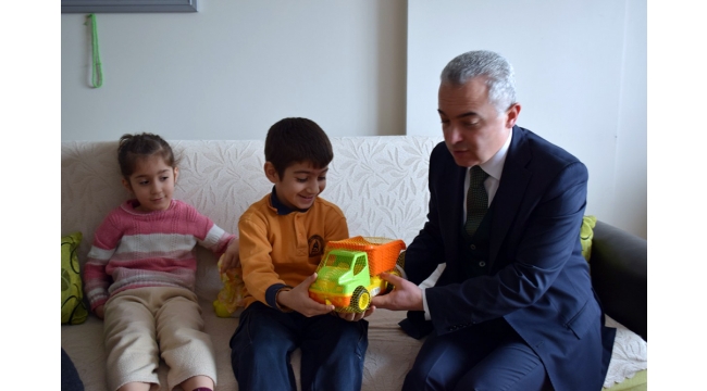 Kaymakam Turan öksüz ve yetim çocuklarını sevindirdi