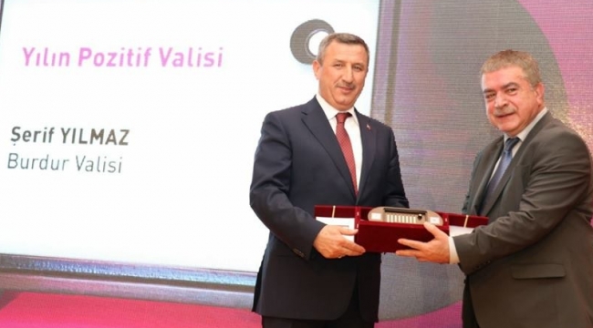 Turgutlulu Şerif Yılmaz'a RADEV'den Yılın Pozitif Valisi ödülü