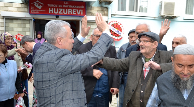 Yaşlıların ellerini öpüp karanfil dağıttılar