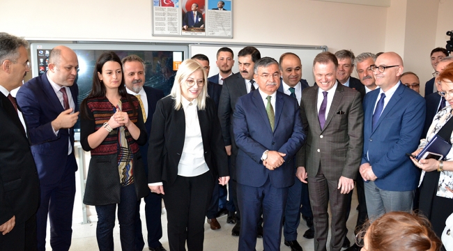 Bakan Yılmaz ve Arnavut Bakan Nikolla Halilbeyli'de öğrencilerle Arnavutça konuştu