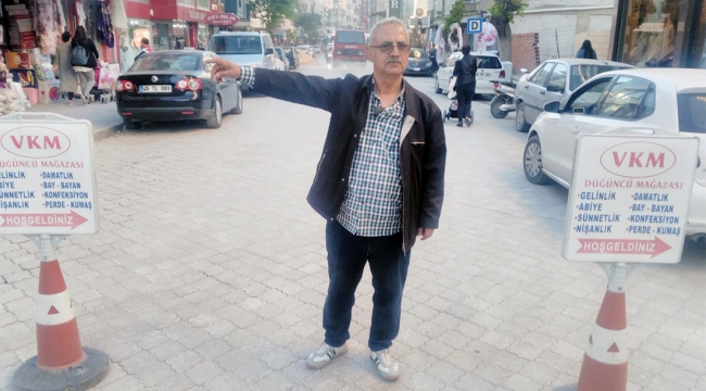 Çalışmada kapatılmayan yoldan geçen sürücüleri esnaf yönlendirdi