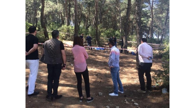 Eşini ve ilişkisi olduğunu öne sürdüğü genci öldürdü