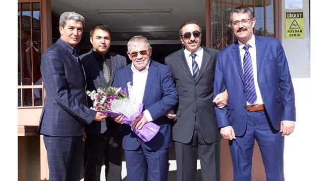 Hayırsever yaptırdığı okulda öğrencilerin bayramını kutladı