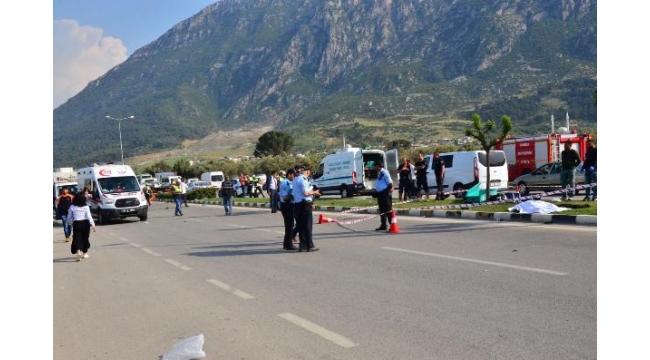Otomobil refüjde çalışan işçilerin arasına daldı: 3 ölü, 1 yaralı