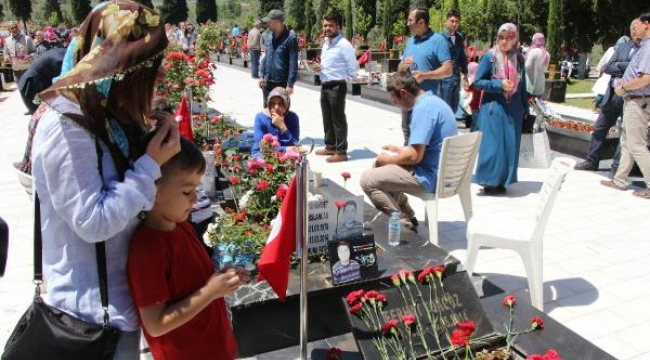 Anneler, acının yıldönümünde maden şehitlerinin mezarında