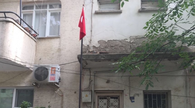 Belediye solan Türk bayrağını yeniledi