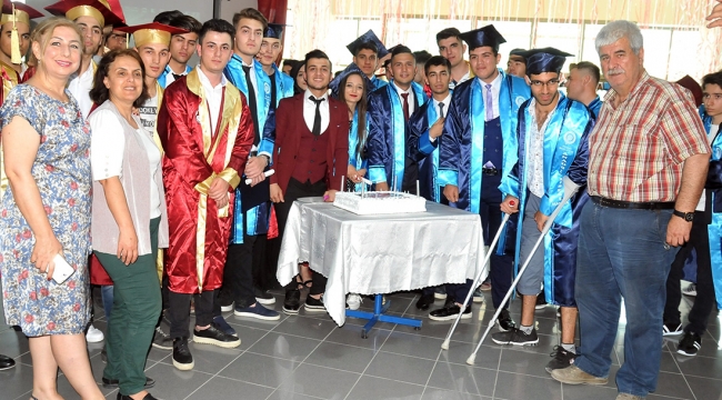 Doktorlar yaşaması mucize dedi,  omuzlarda diplomasını aldı