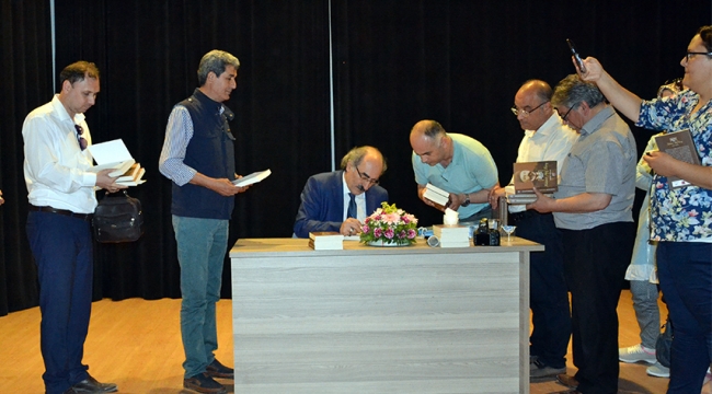 Mehmet Nezir Gül ‘Duruşunu Bozmayan Adam’ kitabını imzaladı