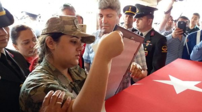 Şehit eşini kamuflajıyla uğurladı, fotoğrafını öptü 