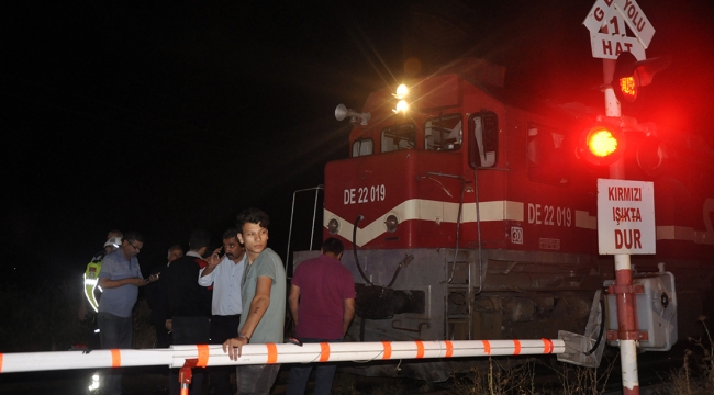 Trenin çarptığı minibüs 150 metre sürükledi