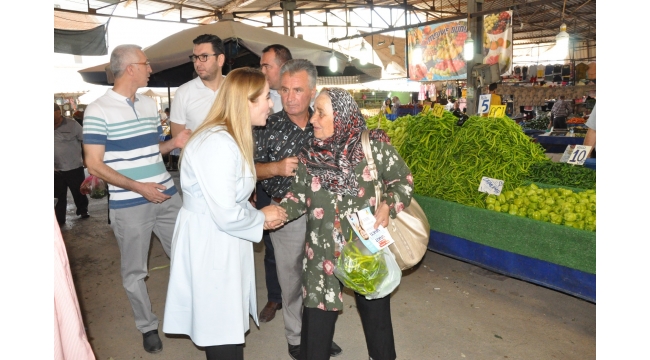 Ak Parti’li Güzide İçen pazarda vatandaşlarla buluştu