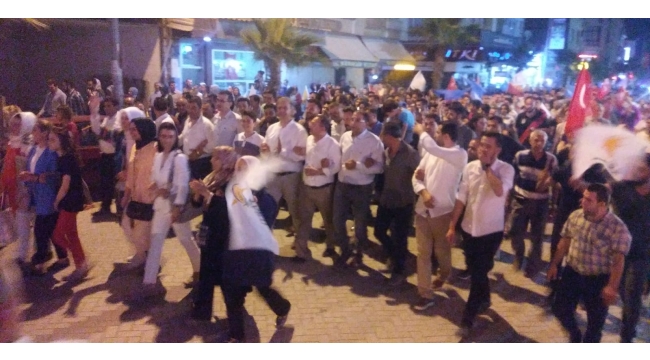AK Parti Turgutlu Teşkilatı bulvarda yaya olarak yürüdü