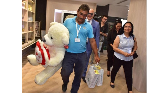 Çöpten torunlarına oyuncak çıkaran işçinin yüzü güldü