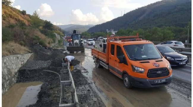 Toprak kayması nedeniyle karayolunun bir şeridi kapandı