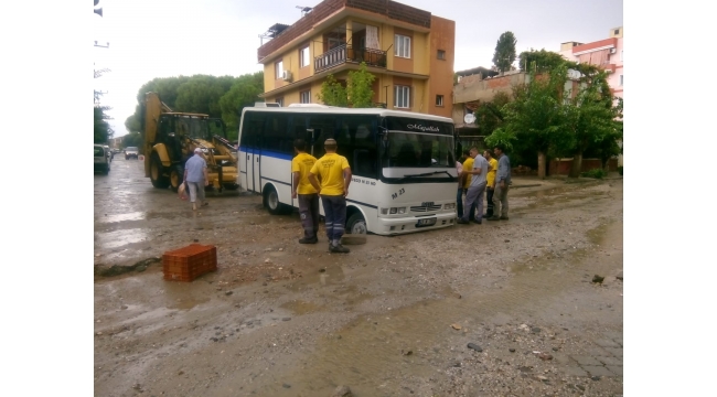 Bitirilemeyen yollarda araçlar çukura saplandı