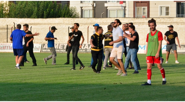 Turgutluspor Karşıyaka maçında saha bir anda karıştı