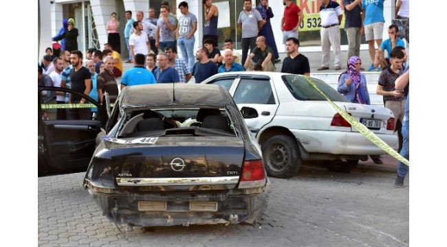 Otomobil kaldırımda yürüyen anne ve kızına çarptı: 2 ölü