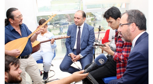 Bakan Kasapoğlu Turgutlu'da: 'Fidanıma iyi bakarsınız değil mi?'