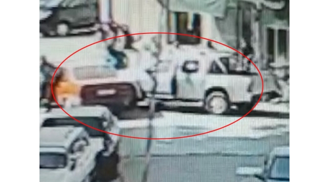 Kamyonet ile otomobilin çarpıştığı kaza kamerada
