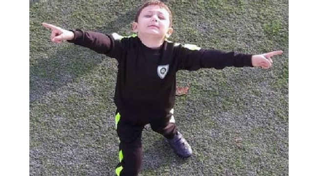 Küçük futbolcu kale direği kurbanı  