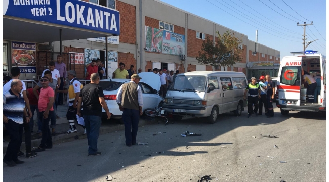 Önüne çıkan araca çarpmak istemezken motosiklete çarptı: 2 yaralı