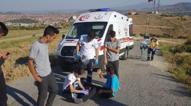 Otomobille çarpışan motosikletteki 2 çocuk yaralandı